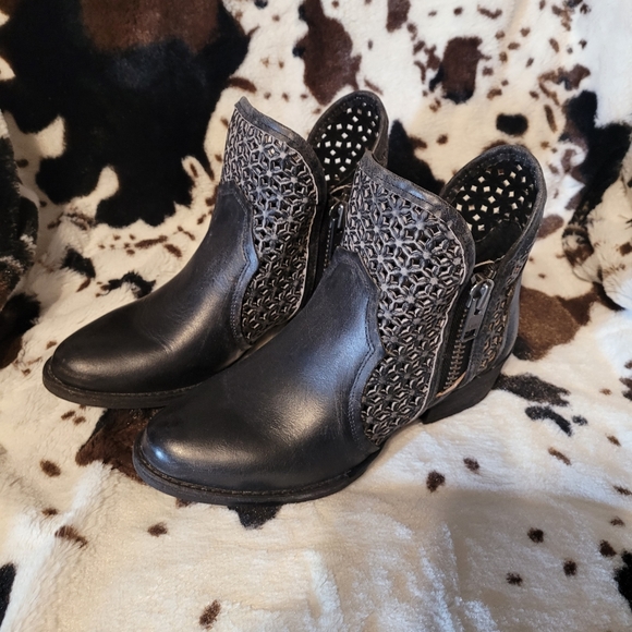 Corral Short Cutout Boots Size 7.5B - Picture 2 of 6